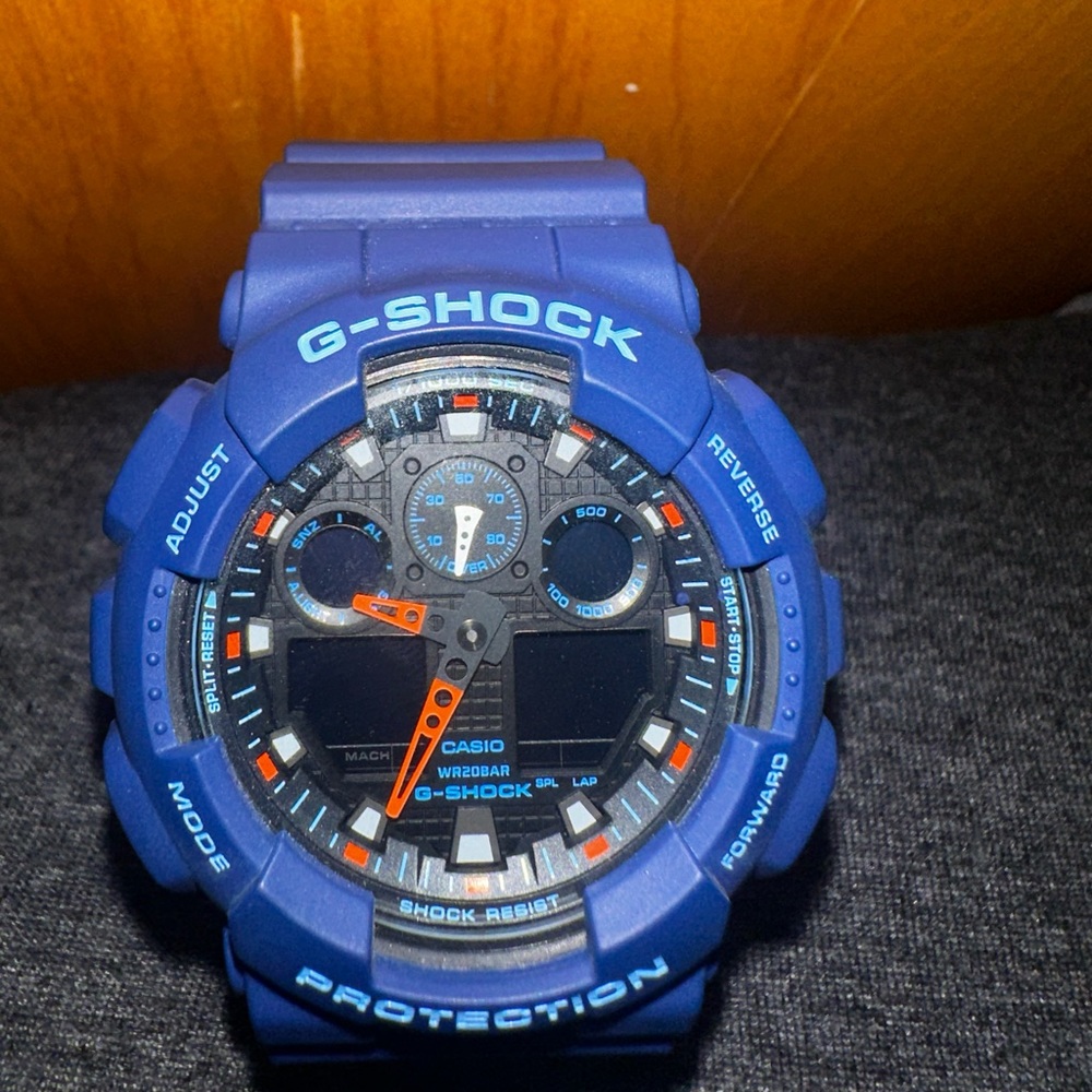 G-SHOCK Casio ANALOG-DIGITAL
GA-100 SERIES
GA100L-2A